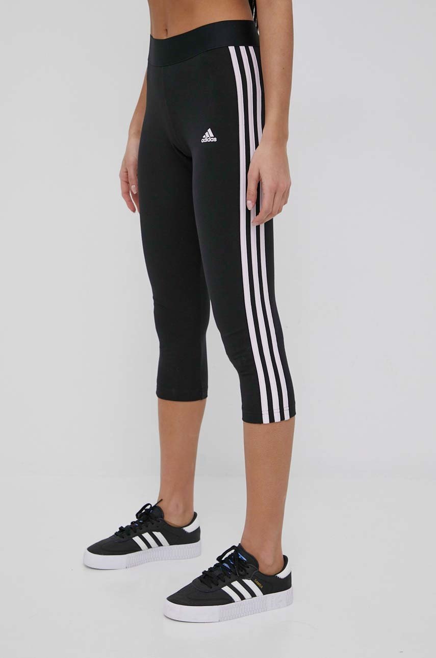 

Легінси adidas жіночі колір чорний з аплікацією
