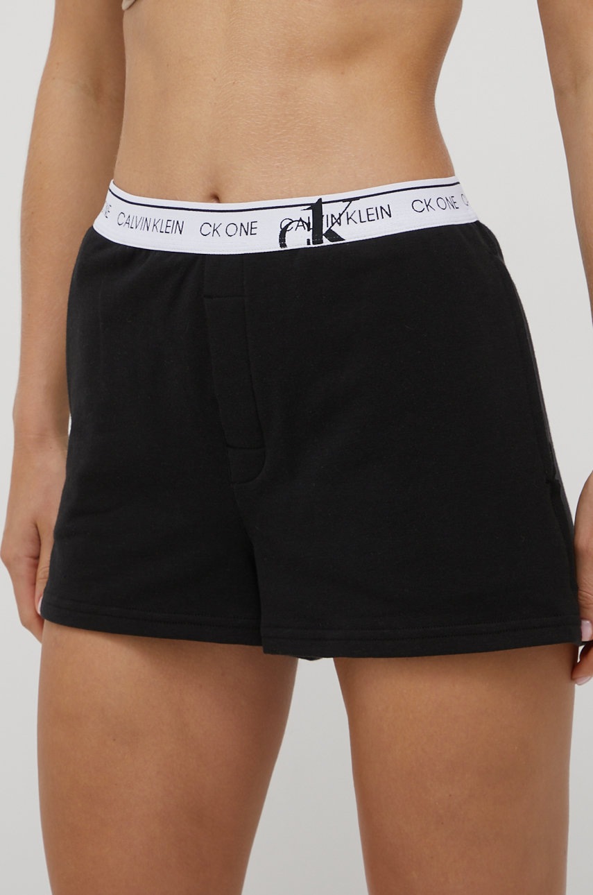 

Късо долнище на пижама Calvin Klein Underwear Ck One дамско в черно, Черен