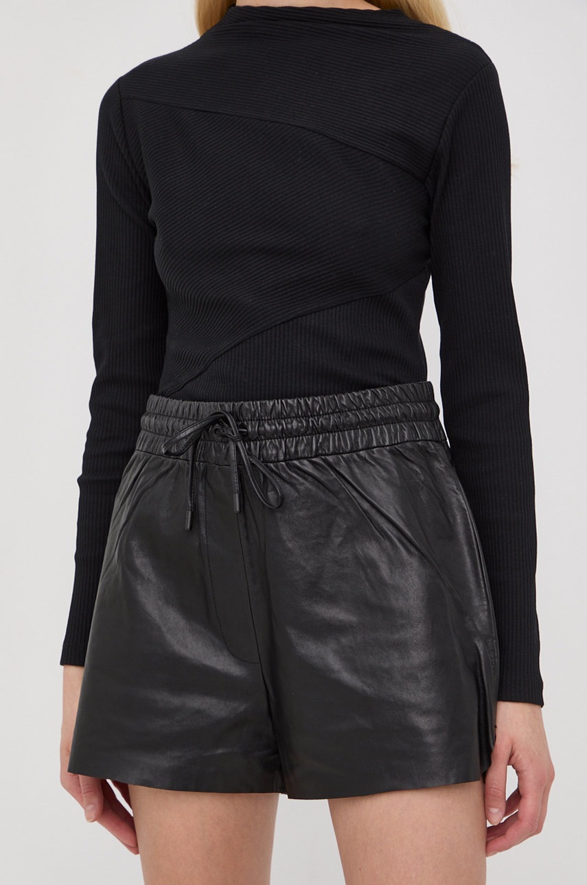 

Кожаные шорты AllSaints женские цвет чёрный однотонные высокая посадка