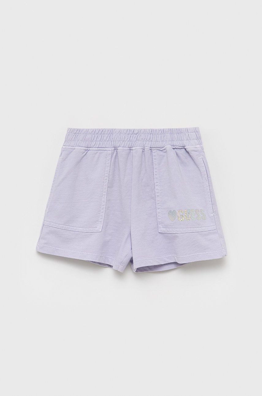 Levně Dětské bavlněné šortky Guess fialová barva, s potiskem