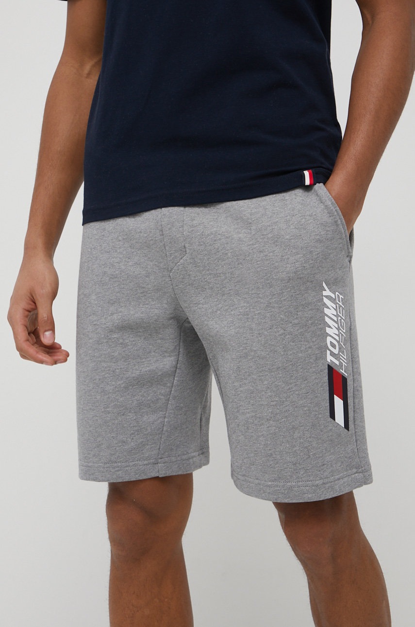 

Къси панталони Tommy Hilfiger мъжко в сиво, Сив
