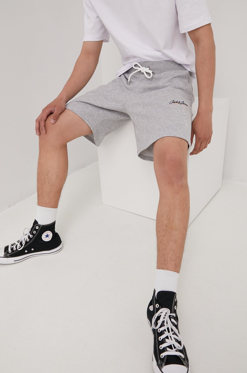 

Къси панталони Jack & Jones в сиво, Сив