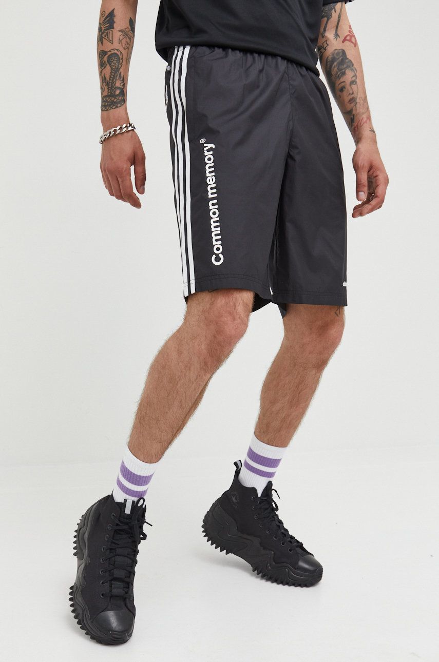 Levně Plavkové šortky adidas Originals pánské, černá barva, s potiskem
