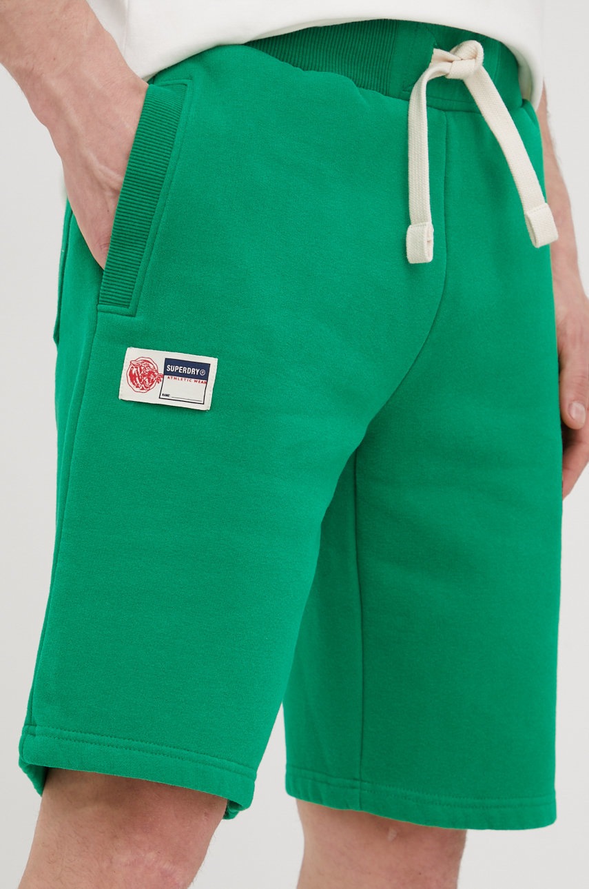 

Къси панталони Superdry в зелено, Зелен