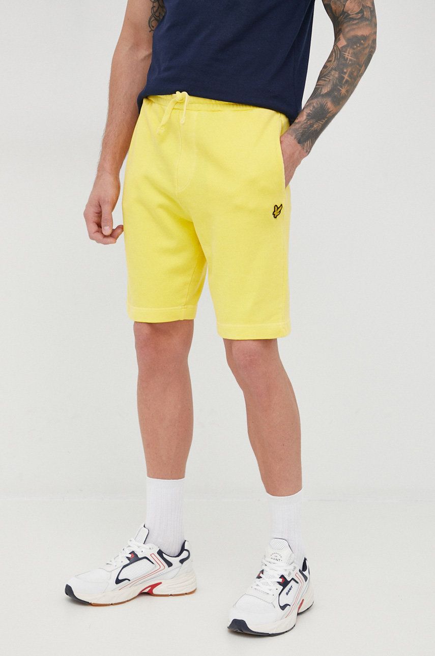 E-shop Bavlněné šortky Lyle & Scott pánské, žlutá barva