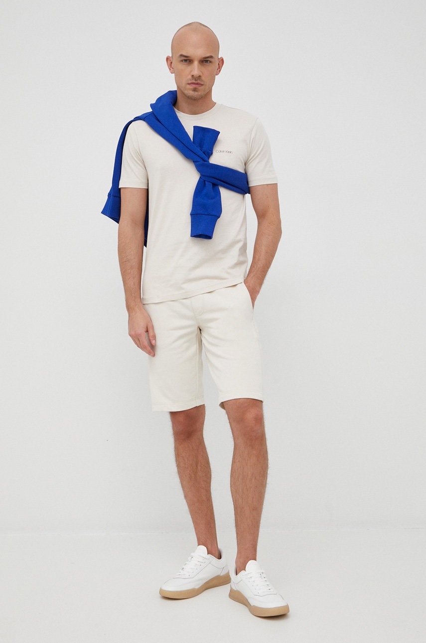 

Памучен къс панталон Calvin Klein Jeans мъжки в бежово, Бежов