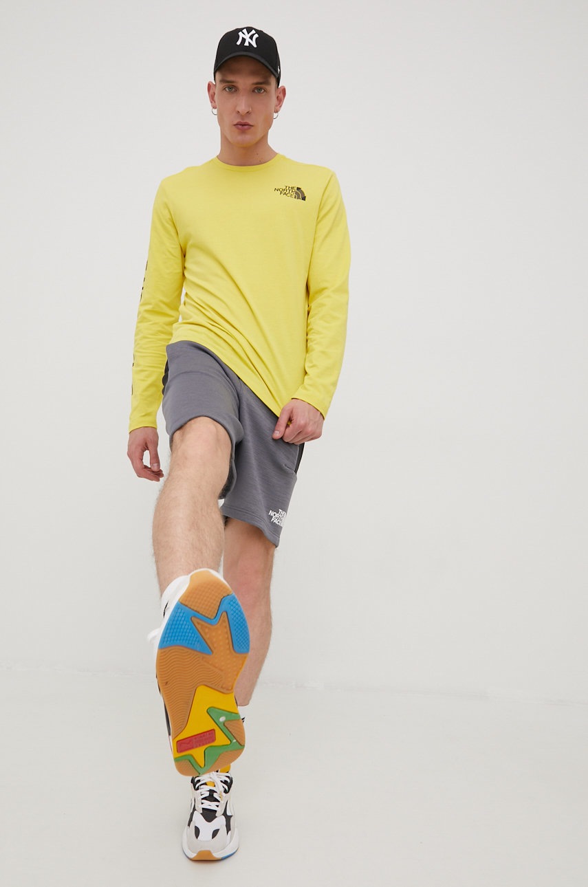 

Спортивні шорти The North Face Mountain Athletics чоловічі колір сірий