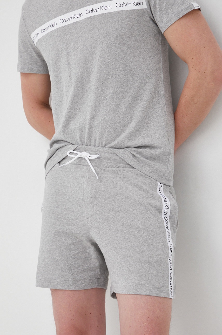 

Памучен къс панталон Calvin Klein мъжко в сиво, Сив