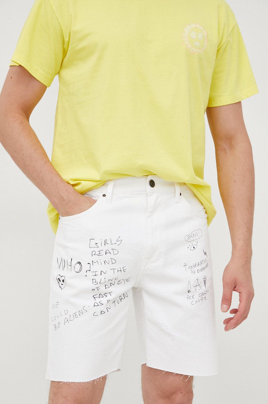 Džínové šortky Desigual pánské, bílá barva - bílá -  100% Bavlna Pokyny k praní a údržbě: