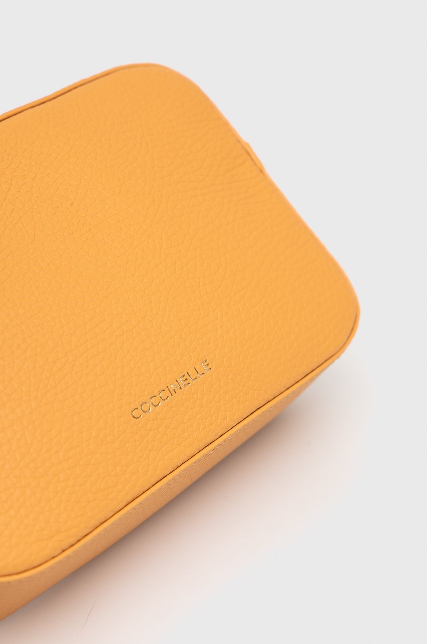

Кожаная сумочка Coccinelle цвет жёлтый