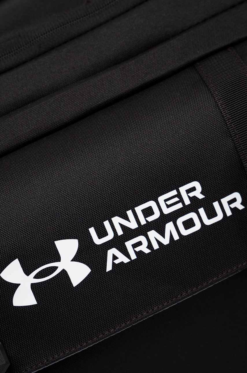 

Спортивная сумка Under Armour Gametime 1369218 цвет чёрный