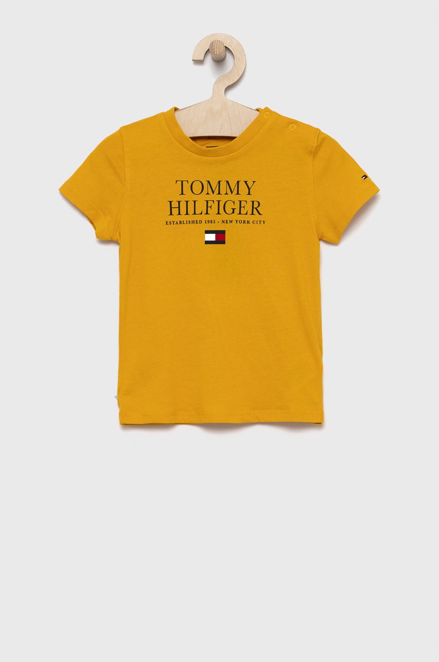 

Детска памучна тениска Tommy Hilfiger в жълто с принт, Жълт