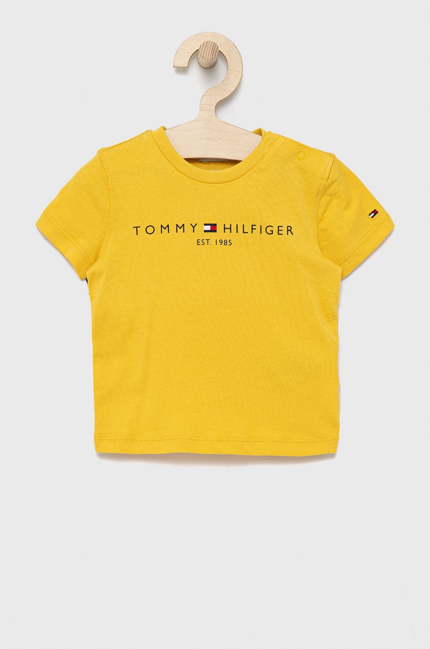 

Детска памучна тениска Tommy Hilfiger в жълто с принт, Жълт