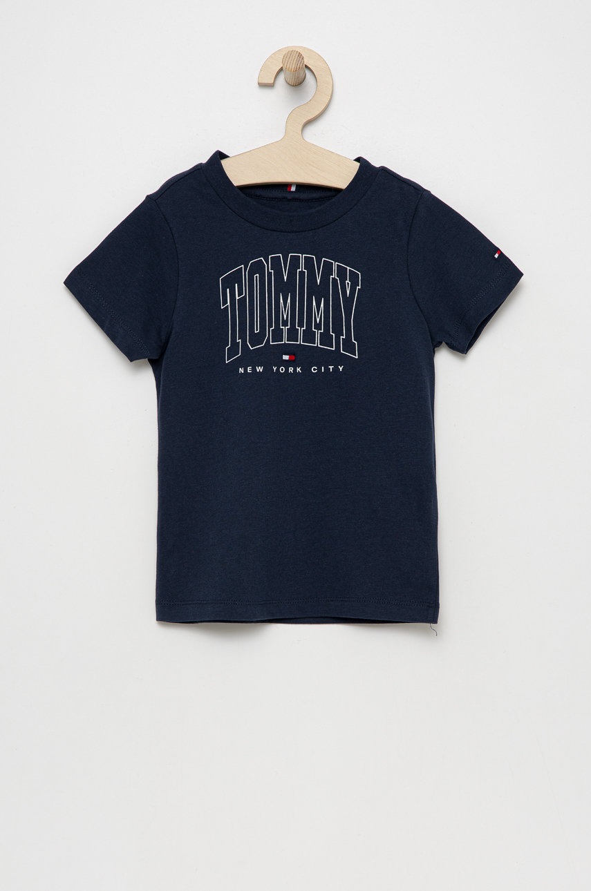 

Детска памучна тениска Tommy Hilfiger в тъмносиньо с принт, Тъмносин
