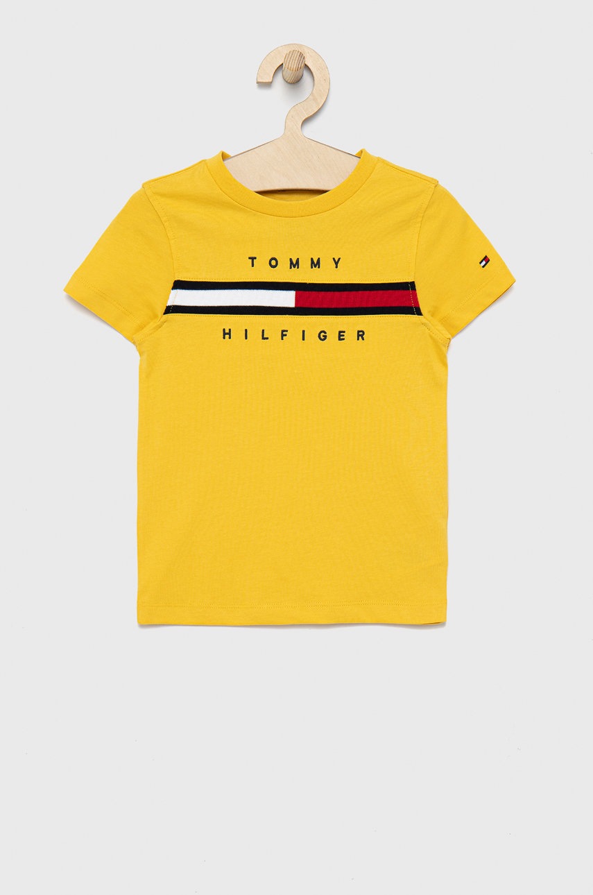 

Детска памучна тениска Tommy Hilfiger в жълто с апликация, Жълт