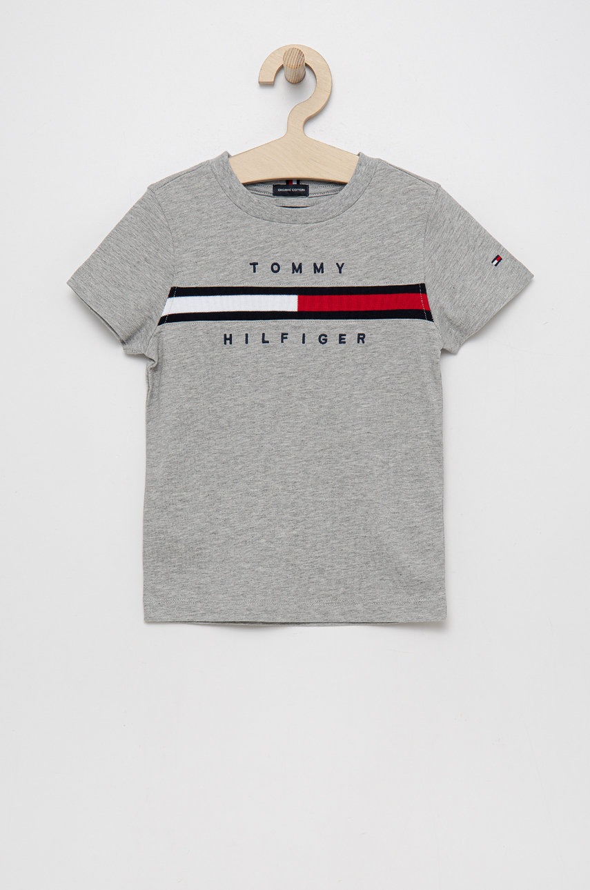 

Детска памучна тениска Tommy Hilfiger в сиво с апликация, Сив