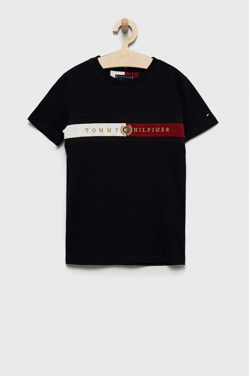 

Детска памучна тениска Tommy Hilfiger в тъмносиньо с апликация, Тъмносин