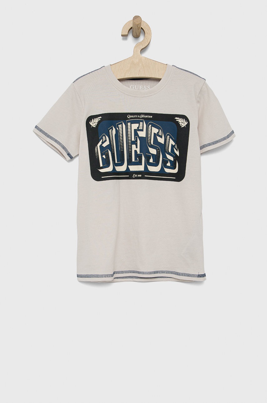 

Детска памучна тениска Guess в бежово с принт, Бежов