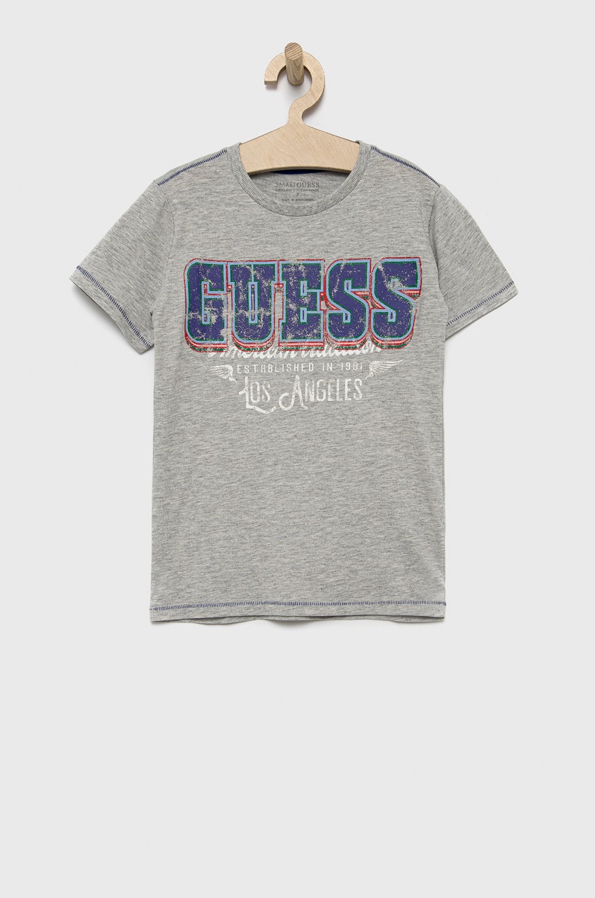 

Детска памучна тениска Guess в сиво с принт, Сив