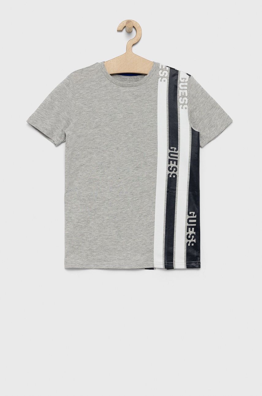 

Дитяча бавовняна футболка Guess колір сірий з принтом