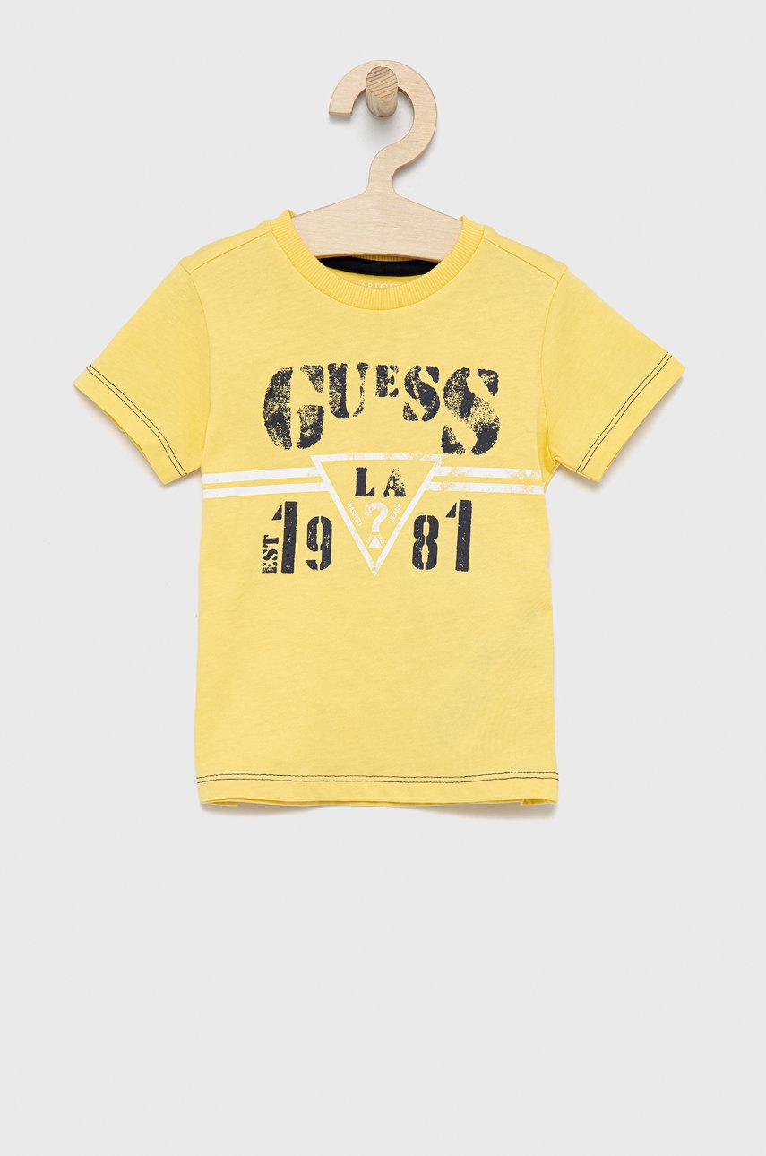 

Детска памучна тениска Guess в жълто с принт, Жълт