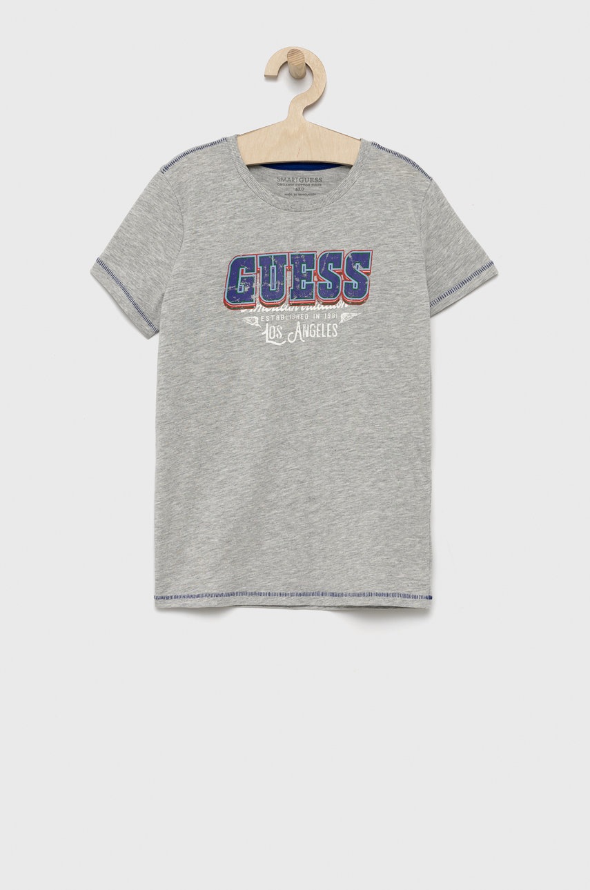 

Детска памучна тениска Guess в сиво с принт, Сив