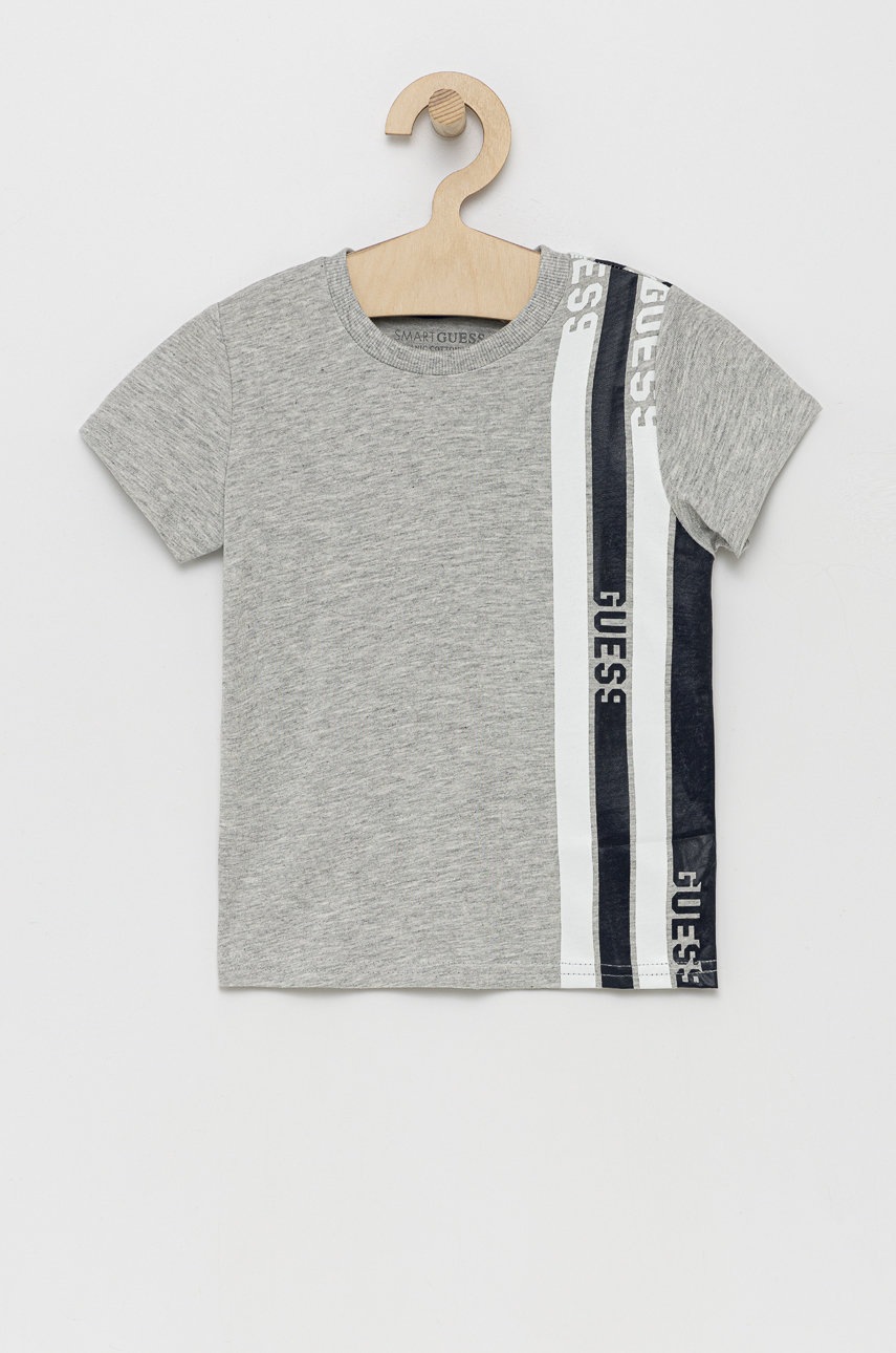 

Детска тениска Guess в сиво с принт, Сив