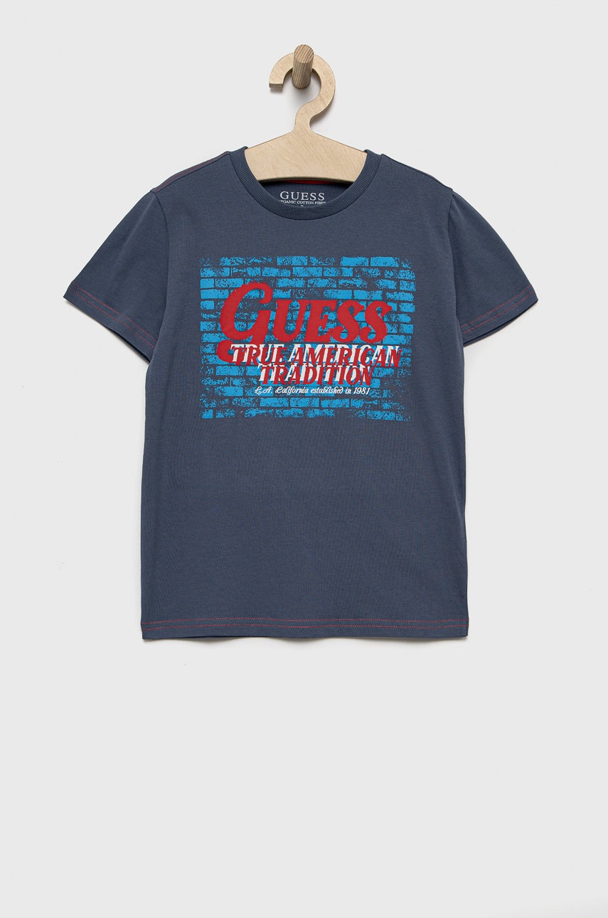 

Детска памучна тениска Guess в лилаво с принт, Виолетов