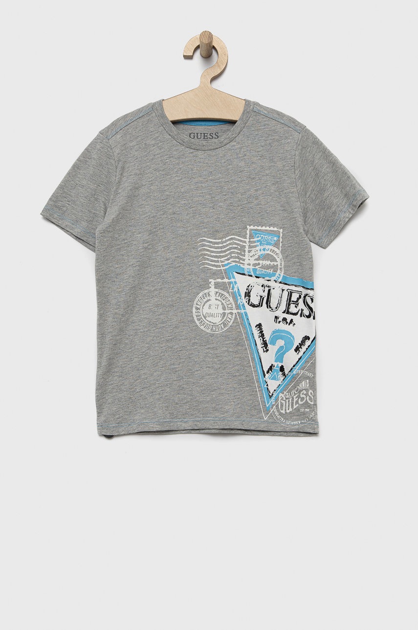 

Детская хлопковая футболка Guess цвет серый с принтом