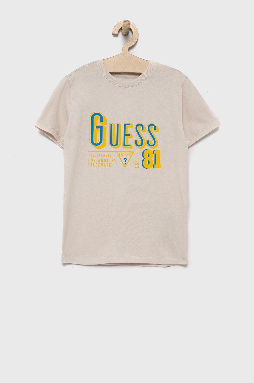 

Детска памучна тениска Guess в бежово с принт, Бежов