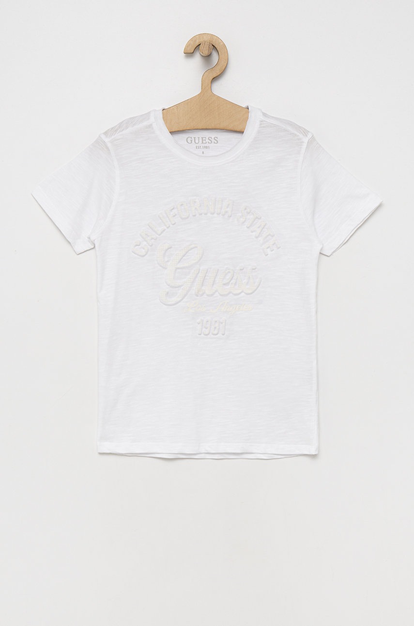 

Детска памучна тениска Guess в бяло с принт, Бял