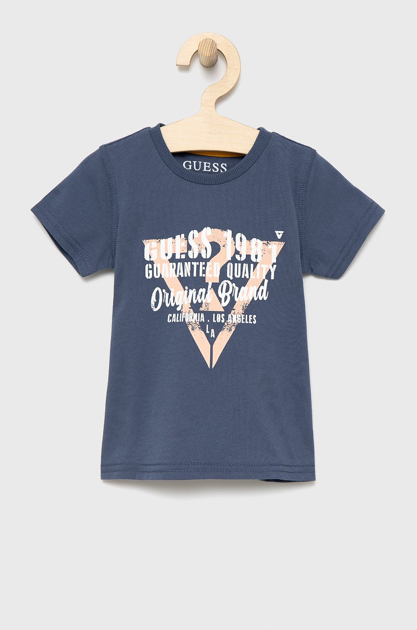 

Детска памучна тениска Guess в лилаво с принт, Виолетов