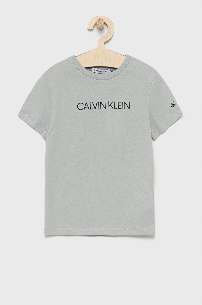 

Детска памучна тениска Calvin Klein Jeans в сиво с принт, Сив