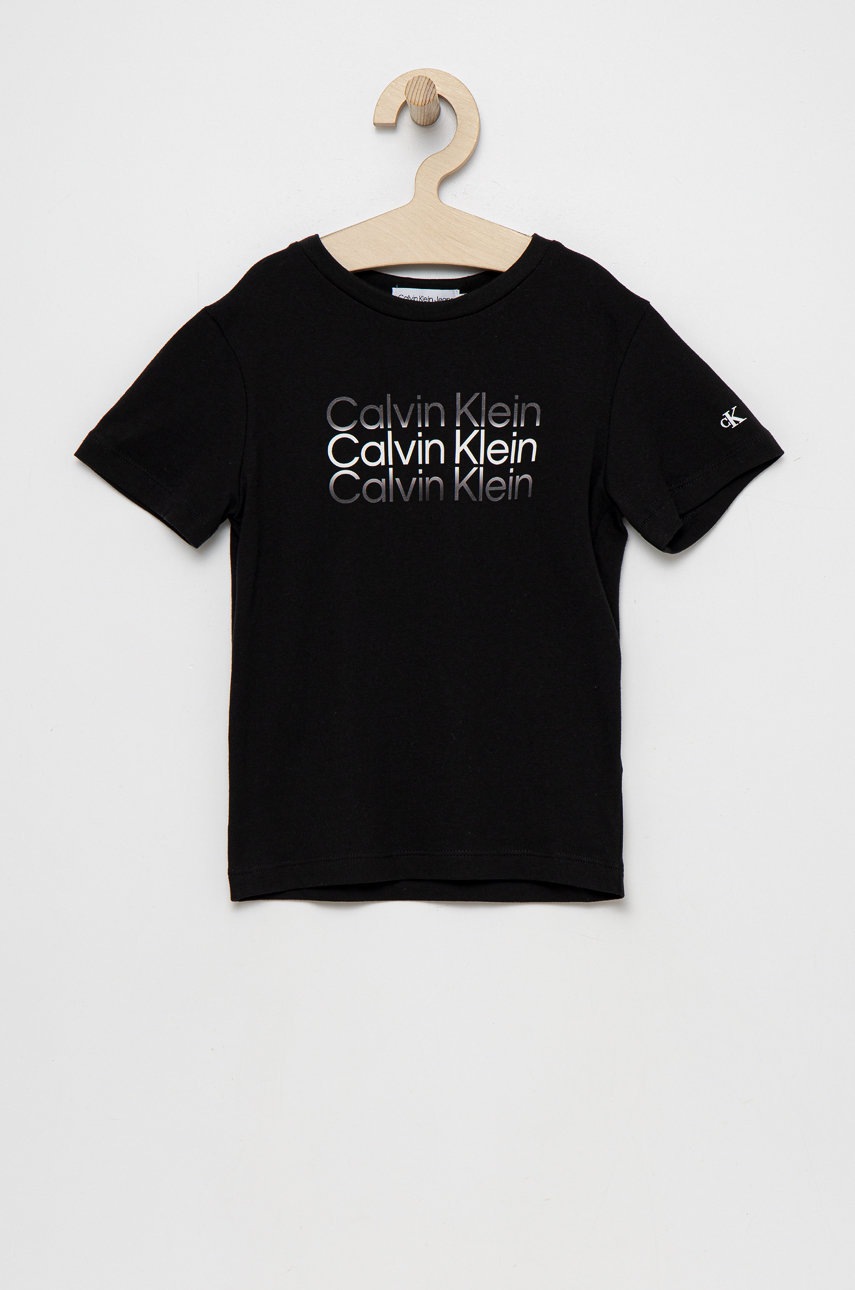 

Детска памучна тениска Calvin Klein Jeans в черно с принт, Черен