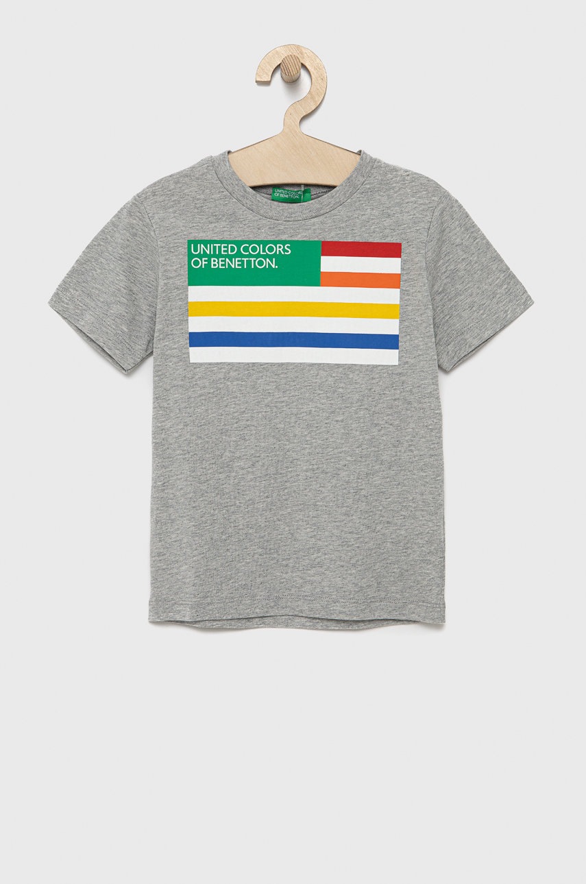 

Детска памучна тениска United Colors of Benetton в сиво с принт, Сив