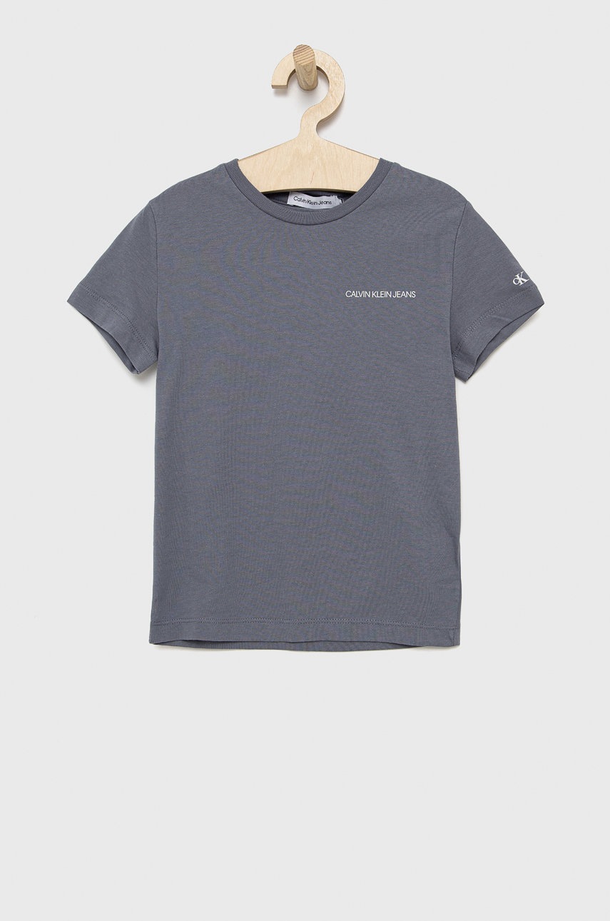 

Детска памучна тениска Calvin Klein Jeans в сиво с принт, Сив
