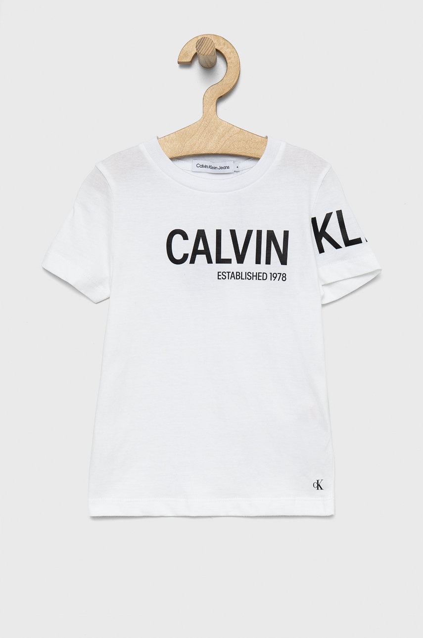 

Детска памучна тениска Calvin Klein Jeans в бяло с принт, Бял