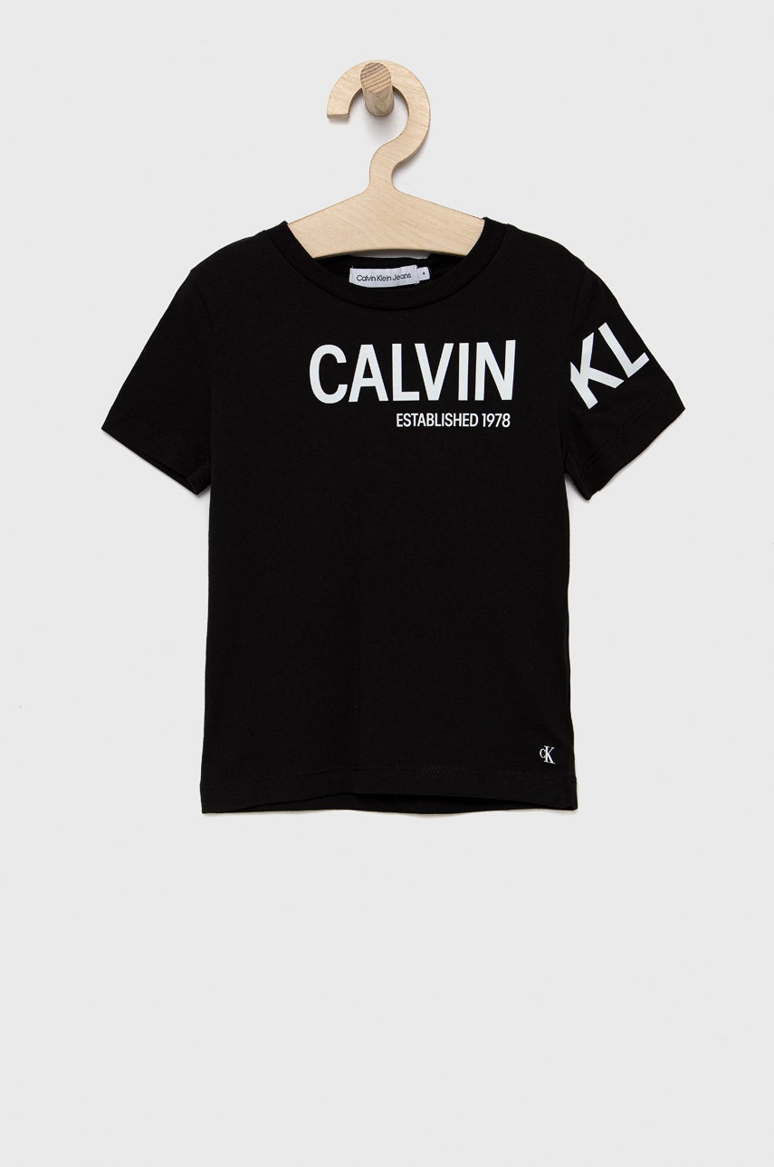 

Детска памучна тениска Calvin Klein Jeans в черно с принт, Черен