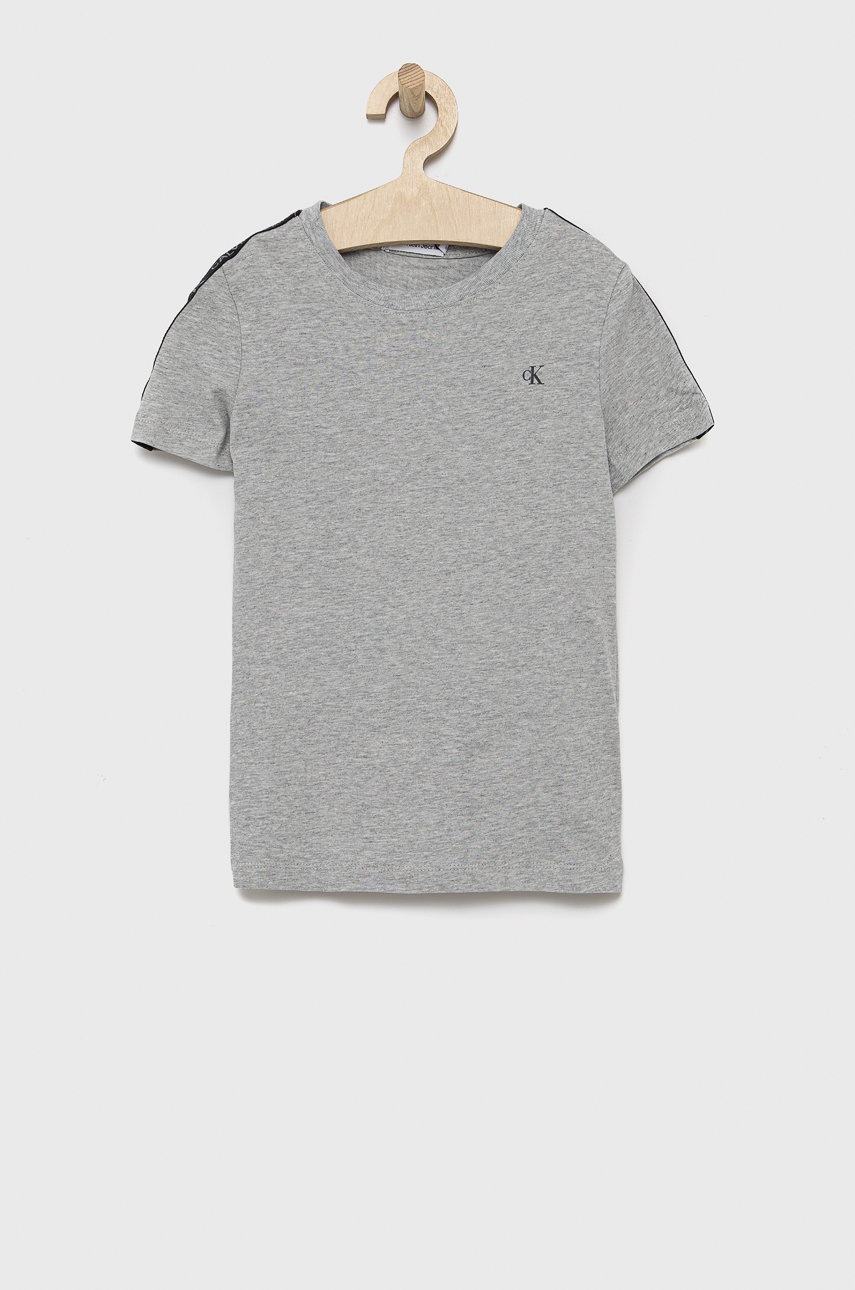 

Детска памучна тениска Calvin Klein Jeans в сиво с апликация, Сив
