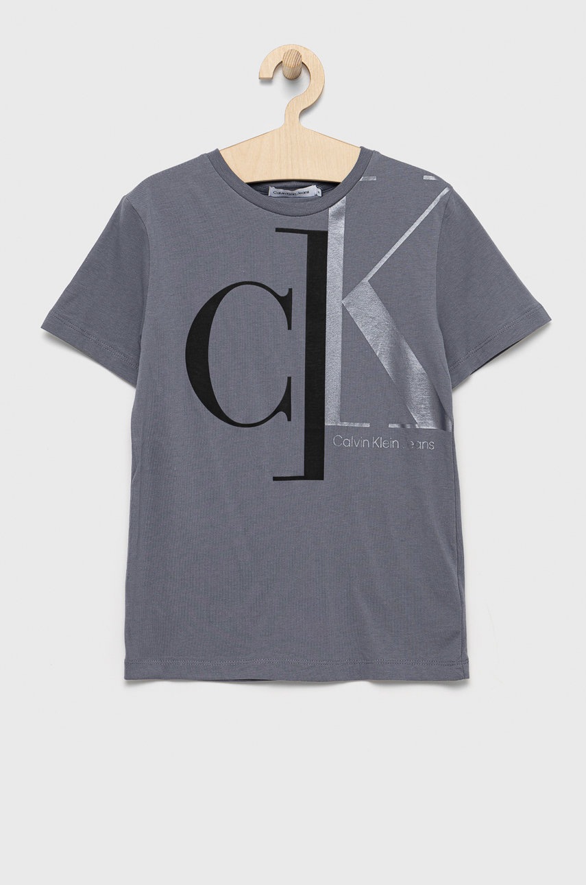 

Детска памучна тениска Calvin Klein Jeans в сиво с принт, Сив