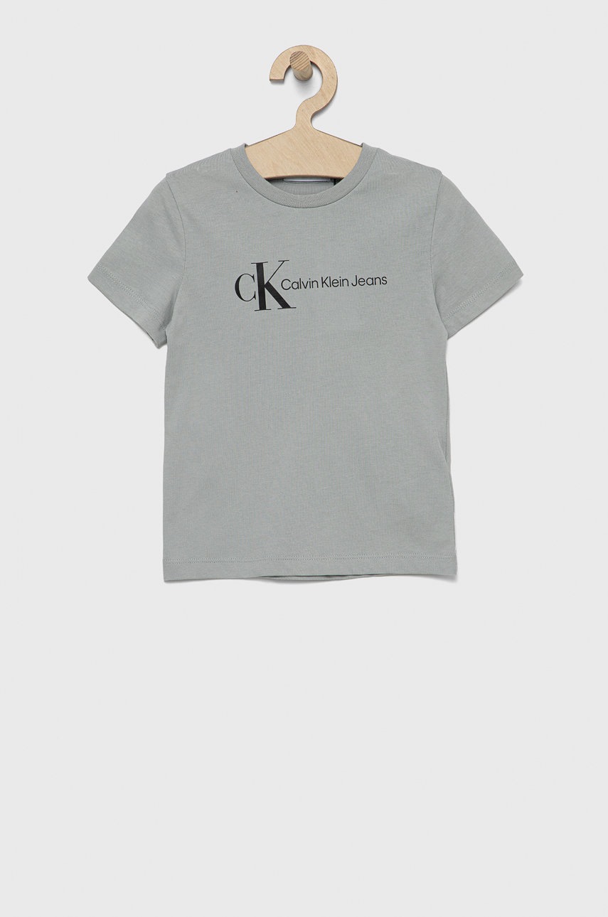

Детска памучна тениска Calvin Klein Jeans в сиво с принт, Сив