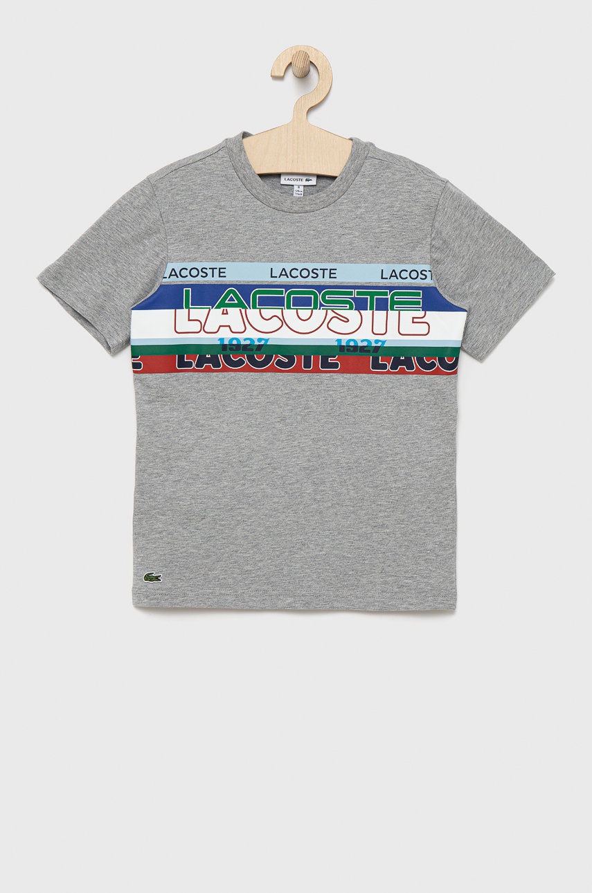 

Детска памучна тениска Lacoste в сиво с принт, Сив