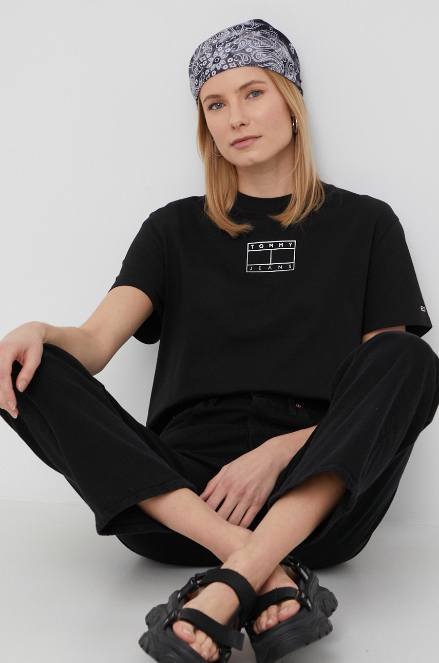 

Памучна тениска Tommy Jeans в черно, Черен