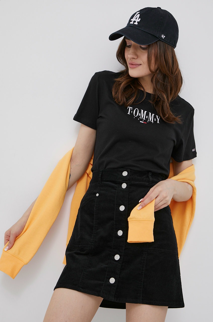

Памучна тениска Tommy Jeans в черно, Черен