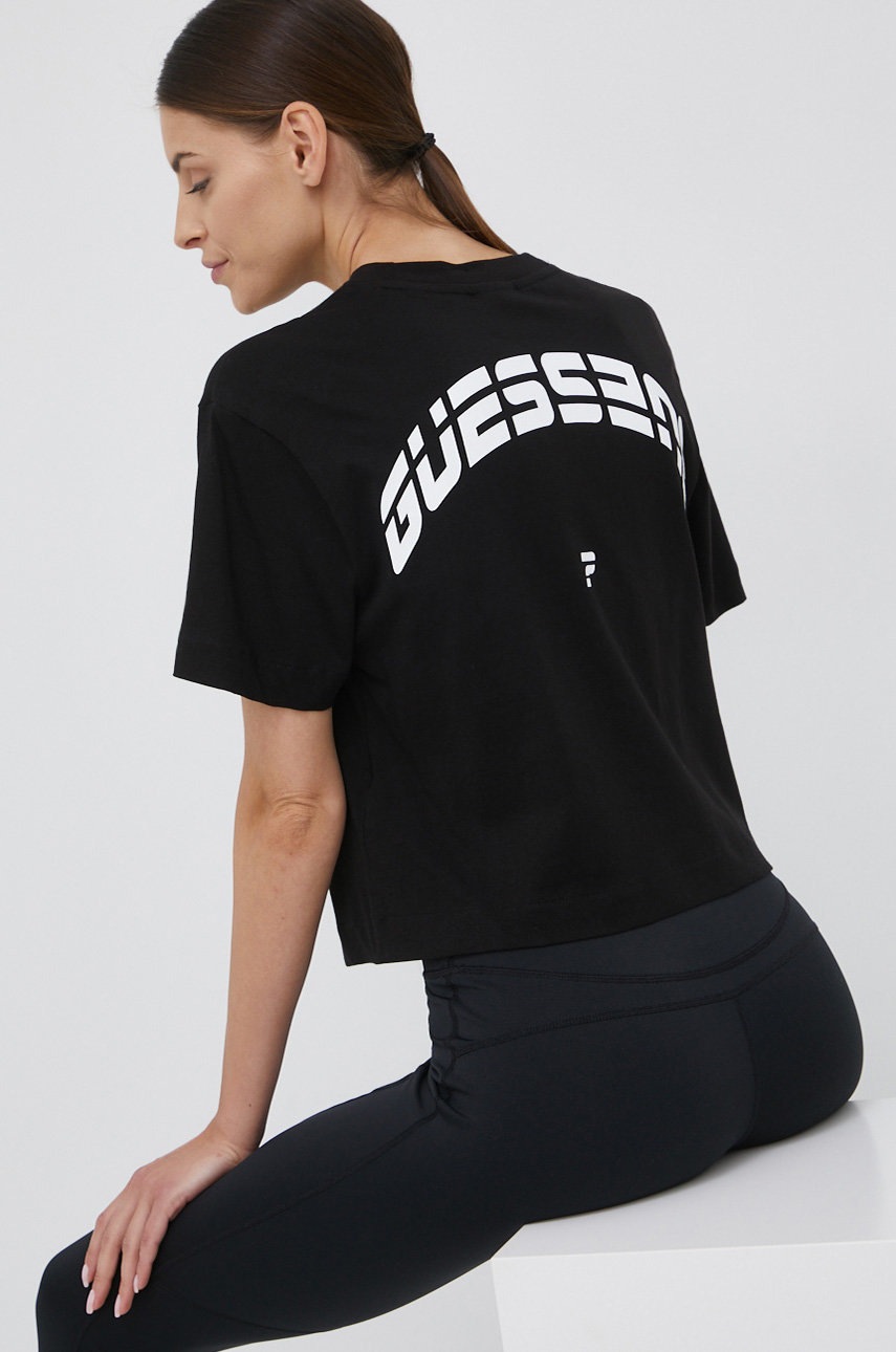 

Памучна тениска Guess в черно, Черен