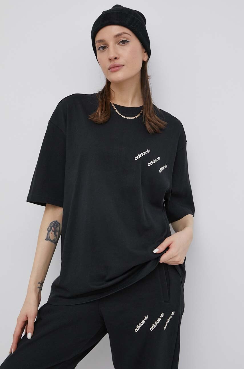 

Футболка adidas Originals HM4879 жіночий колір чорний