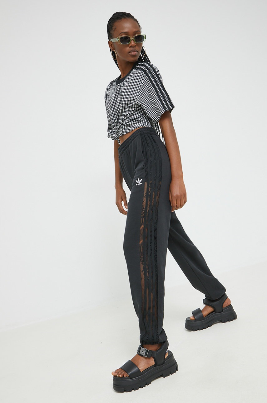 

Футболка adidas Originals Trefoil Moments жіночаколір чорний