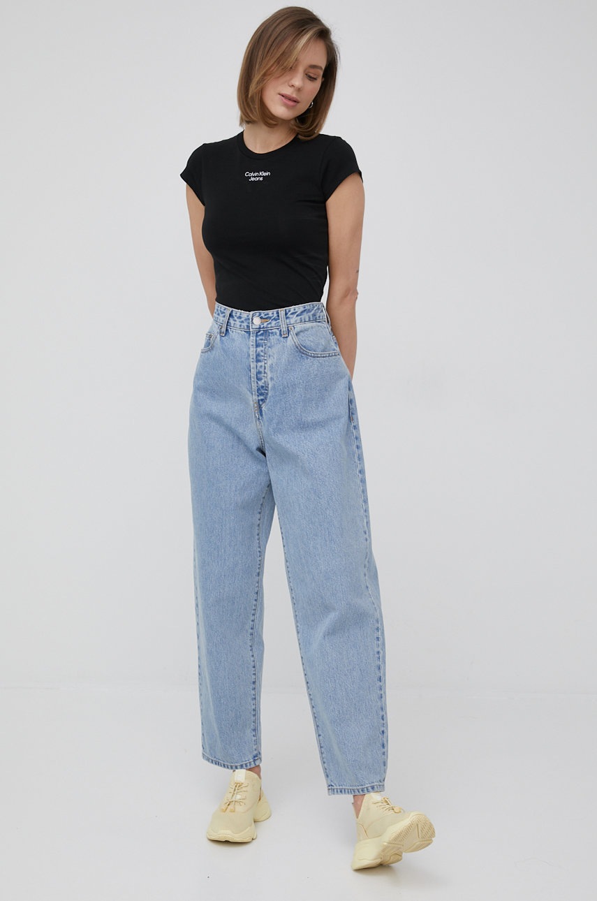 

Тениска Calvin Klein Jeans дамски в черно, Черен