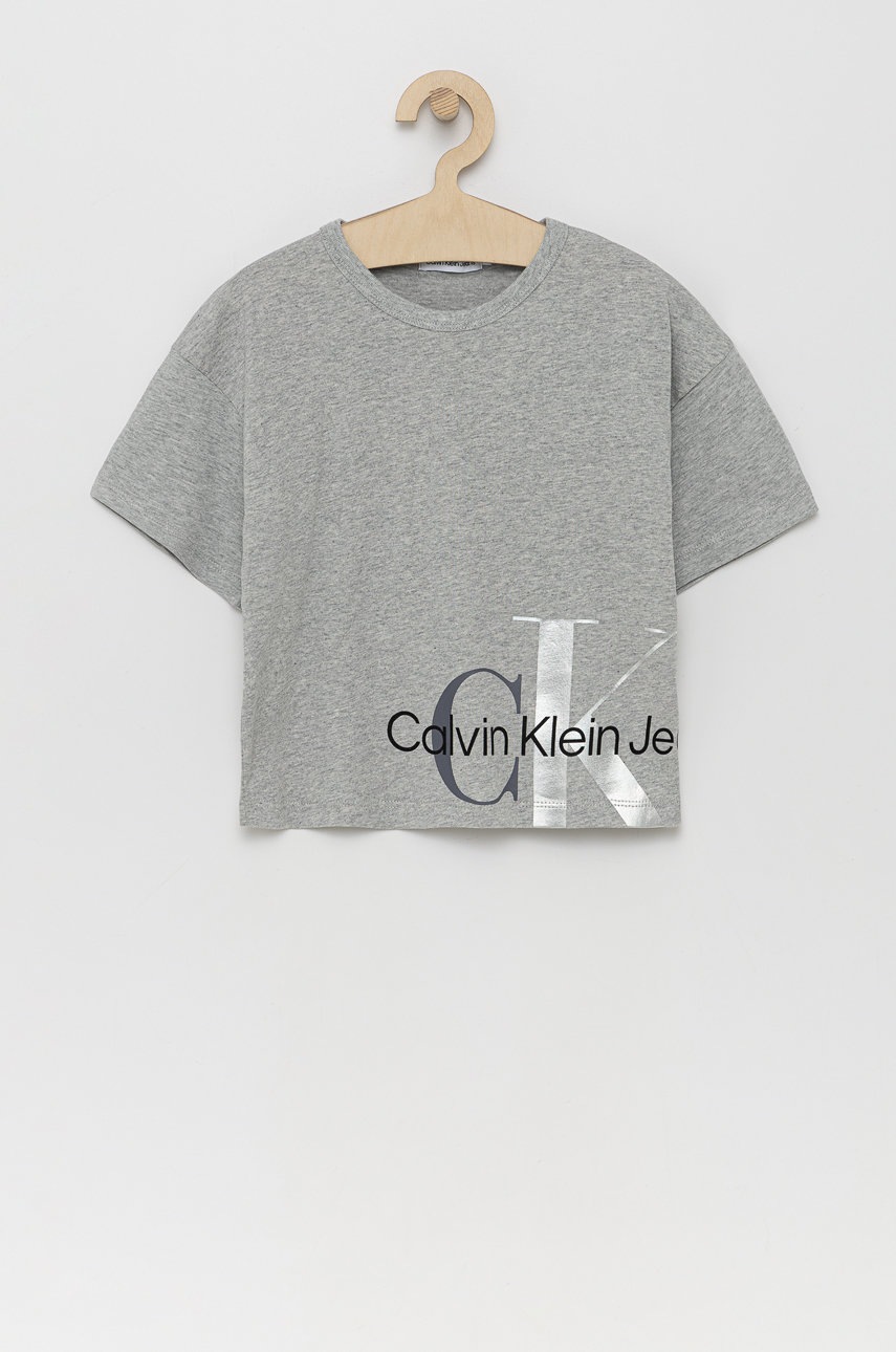 

Детска памучна тениска Calvin Klein Jeans в сиво, Сив