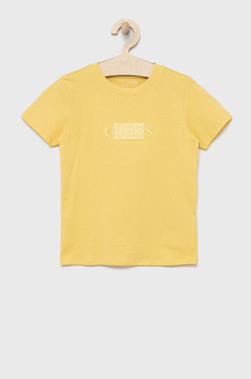 

Детска памучна тениска Guess в жълто с апликация, Жълт